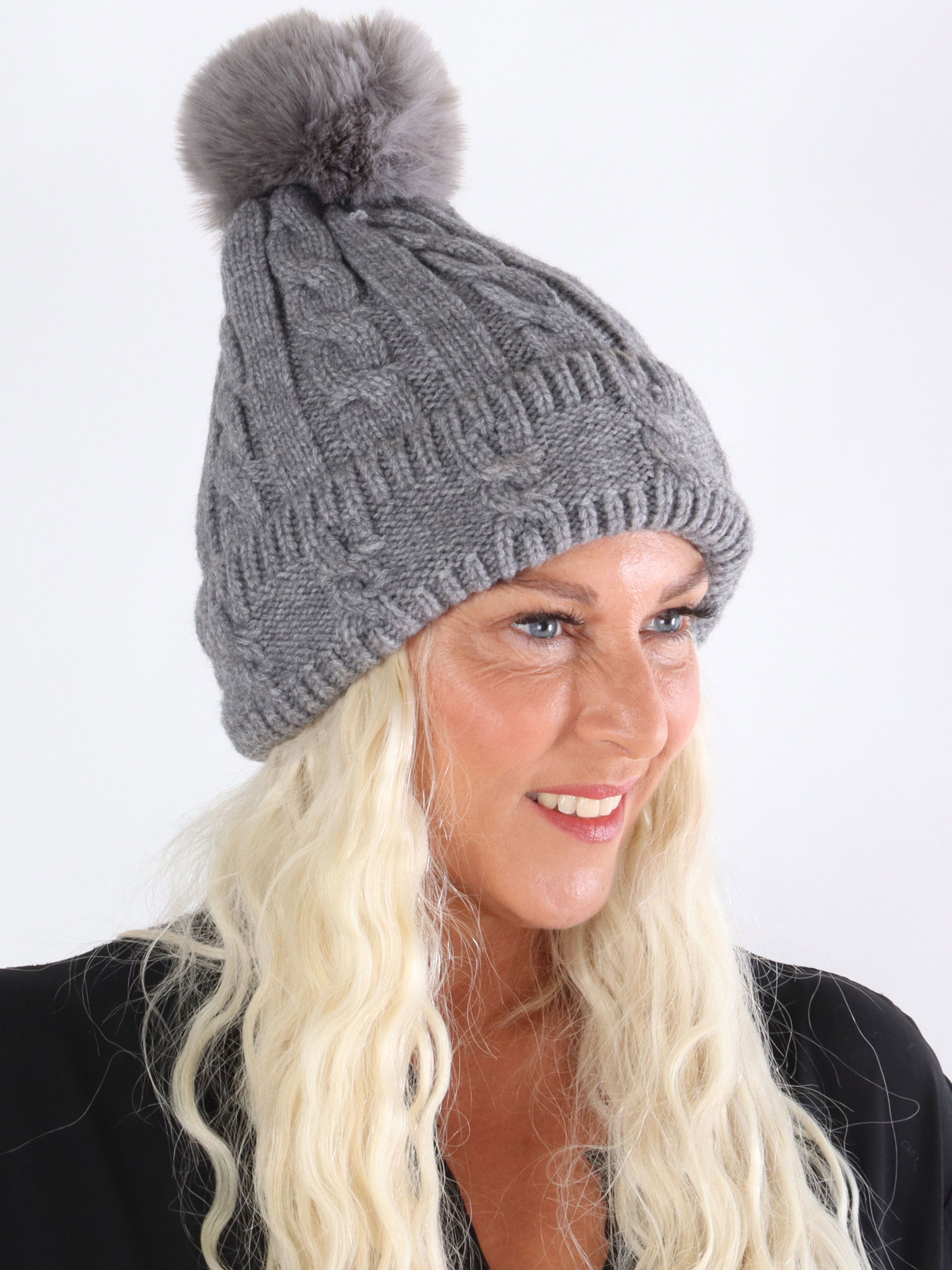 Filipa - Beigefärgad hatt med tofs